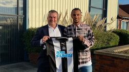 Inter, Lazaro posa con la maglia del Newcastle: visite mediche ok, ufficialità in arrivo