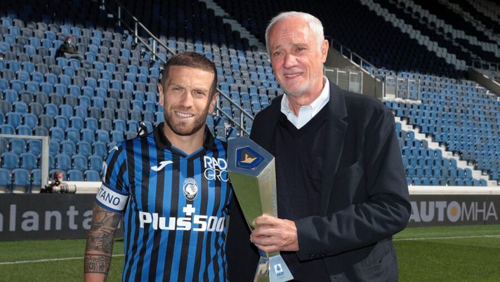 BERGAMO, ITALY - OCTOBER 04: Alejandro Gomez of Atalanta BC receives from Atalanta BC President Antonio Percassi the Best Midfielder of the season 2019-2020 prize prior to the Serie A match between Atalanta BC and Cagliari Calcio at Gewiss Stadium on October 4, 2020 in Bergamo, Italy. (Photo by Emilio Andreoli/Getty Images) Percassi: “Occhio a questi due nuovi acquisti! Ilicic presto in campo, Papu qui a vita”- immagine 1