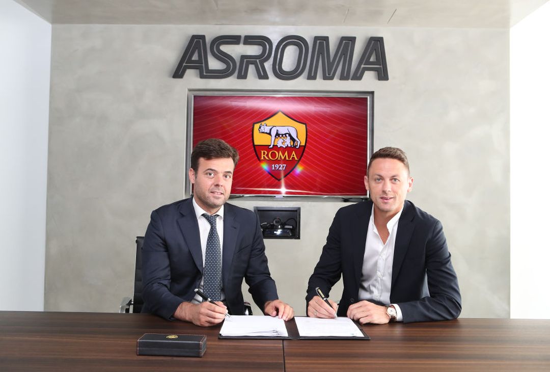 Le immagini di Matic alla firma del contratto con la Roma – FOTO GALLERY - immagine 3