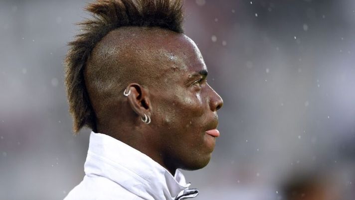 Nice's Italian forward Mario Balotelli looks on during the warm up prior to the French L1 football match between Bordeaux (FCGB) and Nice on October 28, 2018 at the Matmut Atlantique stadium in Bordeaux, southwestern France. (Photo by NICOLAS TUCAT / AFP) (Photo credit should read NICOLAS TUCAT/AFP/Getty Images) Balotelli: “Io al Monza? Vedremo, ne abbiamo parlato. Sto bene e vorrei la Nazionale” - immagine 1