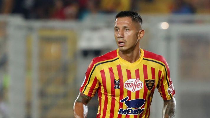 of Lecce competes for the ball with of Hellas Verona during the Serie A match between US Lecce and Hellas Verona at Stadio Via del Mare on September 1, 2019 in Lecce, Italy. 