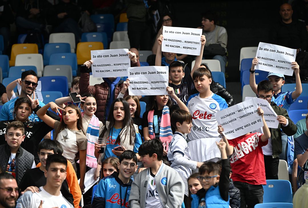 Il pubblico del Maradona dice no al razzismo prima di Napoli-Atalanta