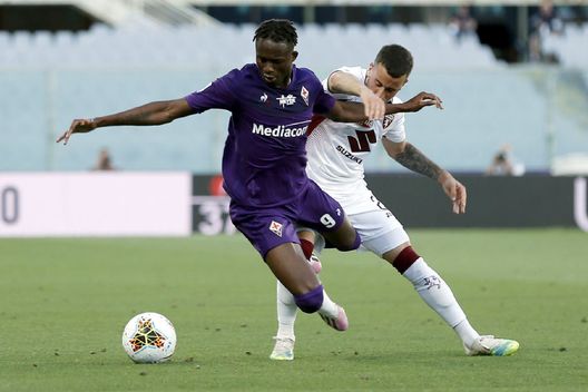  FLORENCE, ITALY - JULY 19: Christian Kouame of ACF Fiorentina battles for the ball with Alejandro Berenguer of Torino FC during the Serie A match between ACF Fiorentina and Torino FC at Stadio Artemio Franchi on July 19, 2020 in Florence, Italy. (Photo by Gabriele Maltinti/Getty Images) 