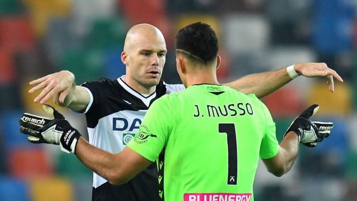 UDINE, ITALY - NOVEMBER 22: Juan Musso and Bram Nuytinck of Udinese Calcio celebrate the victory after the Serie A match between Udinese Calcio and Genoa CFC at Dacia Arena on November 22, 2020 in Udine, Italy. (Photo by Alessandro Sabattini/Getty Images) Udinese, Gotti ritrova Nuytinck. Le ultime sui recuperi di Okaka e Forestieri - immagine 1