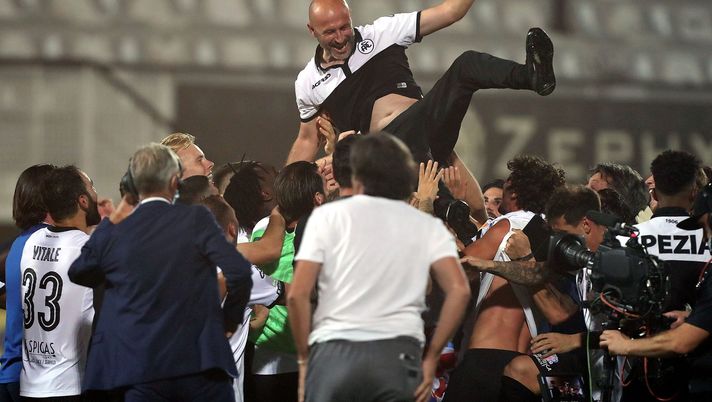 LA SPEZIA, ITALY - AUGUST 20: Vincenzo Italiano of ASC Spezia celebrate promotion to Serie A during the Serie B Playoff Final second leg match between Spezia Calcio and Frosinone Calcioon August 20, 2020 in La Spezia, Italy.  (Photo by Gabriele Maltinti/Getty Images for Lega Serie B) 
