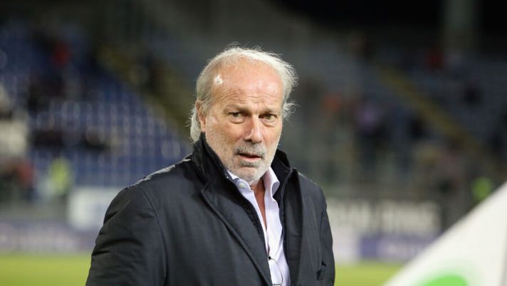 CAGLIARI, ITALY - OCTOBER 30:Walter Sabatini, coordinator of the technical areas of Bologna during the Serie A match between Cagliari Calcio and Bologna FC at Sardegna Arena on October 30, 2019 in Cagliari, Italy. (Photo by Enrico Locci/Getty Images) Sabatini: “Roma, hai preso un play di livello top: che gioiello! Ma non vuole Tomiyasu” - immagine 1