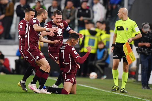  TURIN, ITALY - MAY 03: Sasa Lukic of Torino celebrates with team mates after scoring the opening goal during the Serie A match between Juventus and Torino FC on May 03, 2019 in Turin, Italy. (Photo by Tullio M. Puglia/Getty Images) 