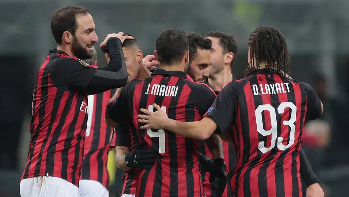 Mauri, Higuain e Laxalt festeggiano con i compagni, Milan, Getty Images