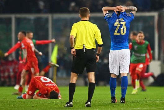 PALERMO, ITALY - MARCH 24: Alessandro Bastoni of Italy looks dejected after defeat in the 2022 FIFA World Cup Qualifier knockout round play-off match between Italy and North Macedonia at Stadio Renzo Barbera on March 24, 2022 in Palermo, Italy. (Photo by Tullio M. Puglia/Getty Images) Italia, si pensa al futuro: ecco le date dello stage azzurro- immagine 2