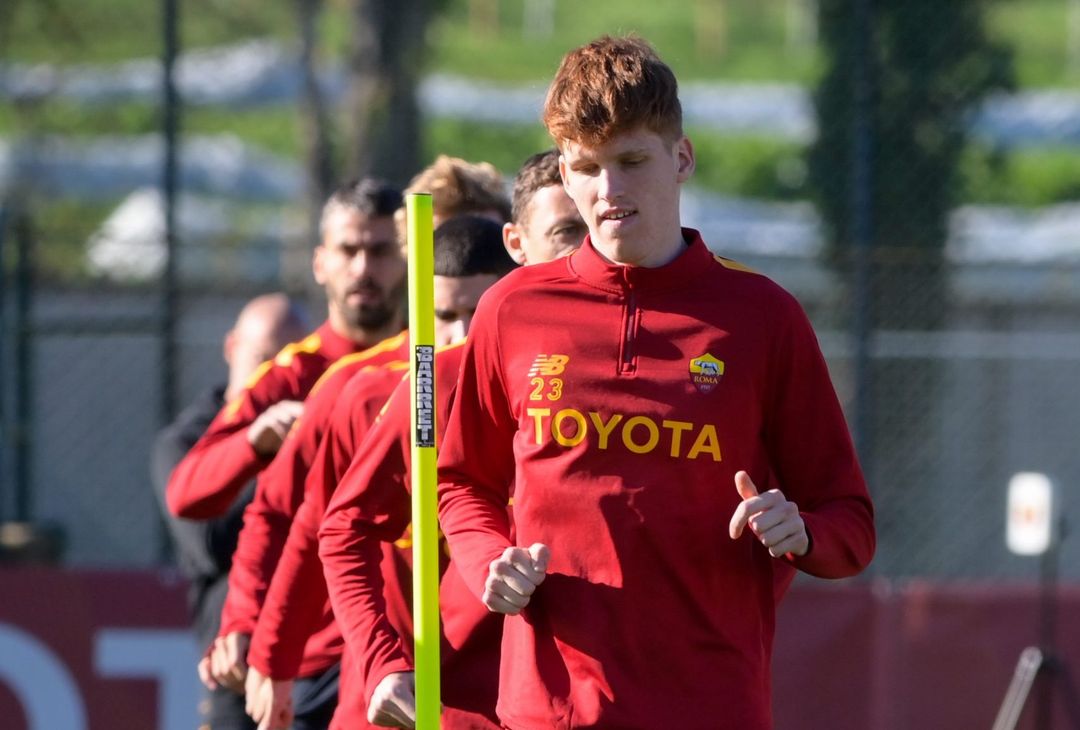 Roma, allenamento in vista del Genova. Mourinho parla con Solbakken – FOTO GALLERY - immagine 40