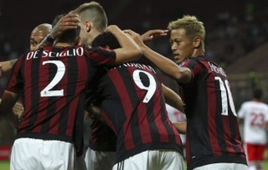 L'esultanza del Milan dopo un gol (zimbio.com) L'esultanza del Milan dopo un gol (zimbio.com)