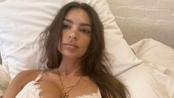 Emily Ratajkowski, primo piano da paura: il décolleté in pizzo fa impazzire i fan