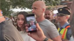 VIDEO – Tifosi Roma contro Taylor, le immagini dal terminal: vola anche una sedia