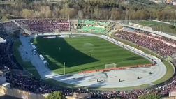 Cosenza, il derby inizia come una festa: “La squadra più bella del mondo” “E chi non salta…”