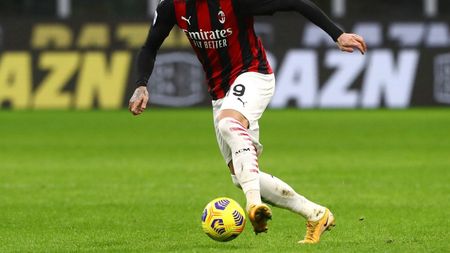MILAN, ITALY - FEBRUARY 07: Theo Hernandez of AC Milan in action during the Serie A match between AC Milan and FC Crotone at Stadio Giuseppe Meazza on February 07, 2021 in Milan, Italy. Sporting stadiums around Italy remain under strict restrictions due to the Coronavirus Pandemic as Government social distancing laws prohibit fans inside venues resulting in games being played behind closed doors. (Photo by Marco Luzzani/Getty Images) MILAN, ITALY - FEBRUARY 07: Theo Hernandez of AC Milan in action during the Serie A match between AC Milan and FC Crotone at Stadio Giuseppe Meazza on February 07, 2021 in Milan, Italy. Sporting stadiums around Italy remain under strict restrictions due to the Coronavirus Pandemic as Government social distancing laws prohibit fans inside venues resulting in games being played behind closed doors. (Photo by Marco Luzzani/Getty Images)