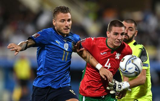 FLORENCE, ITALY - SEPTEMBER 02: Ciro Immobile of Italy competes for the ball with Valentin Antov of Bulgaria during the 2022 FIFA World Cup Qualifier match between Italy and Bulgaria at Artemio Franchi on September 02, 2021 in Florence, . (Photo by Alessandro Sabattini/Getty Images) Incidente per la Bulgaria: il bus si schianta a Tbilisi- immagine 2