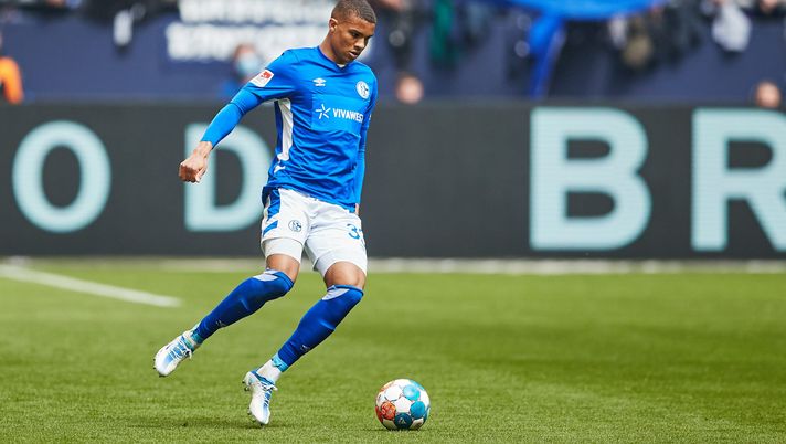 GELSENKIRCHEN, GERMANY - APRIL 23: Malick Thiaw of Schalke controls the ball during the Second Bundesliga match between FC Schalke 04 and SV Werder Bremen at Veltins Arena on April 23, 2022 in Gelsenkirchen, Germany. (Photo by Joosep Martinson/Getty Images) Carlino – Binks in uscita, arriverà un difensore - immagine 1