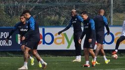 Osimhen sorridente in allenamento, ride e scherza con i compagni: il gesto