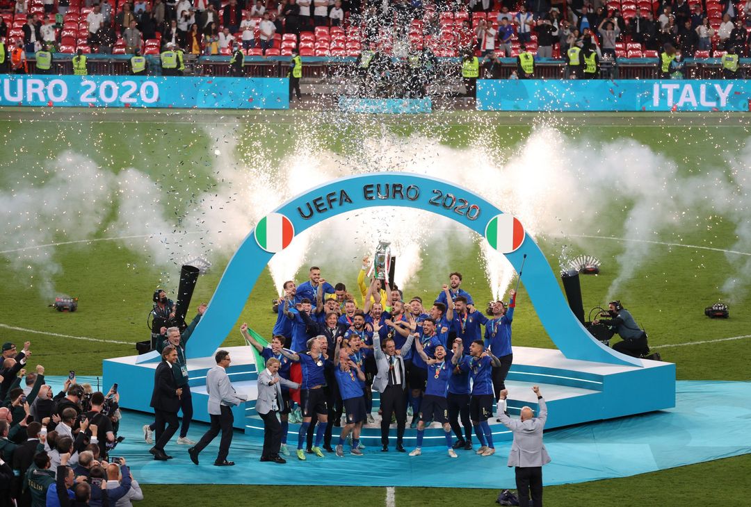  LONDON, ENGLAND - JULY 11: Giorgio Chiellini, Captain of Italy lifts The Henri Delaunay Trophy following his team's victory in the UEFA Euro 2020 Championship Final between Italy and England at Wembley Stadium on July 11, 2021 in London, England. (Photo by Catherine Ivill/UEFA via Getty Images) 