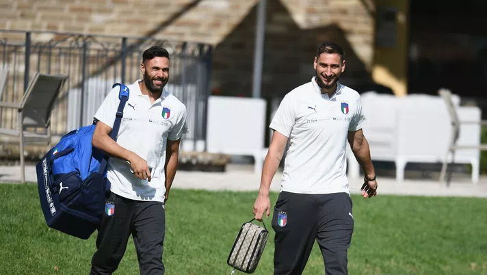 FLORENCE, ITALY - SEPTEMBER 03:  Salvatore Sirigu (L) and Gianluigi Donnarumma of Italy chat prior to the Italy training session at Centro Tecnico Federale di Coverciano on September 3, 2018 in Florence, Italy.  (Photo by Claudio Villa/Getty Images)