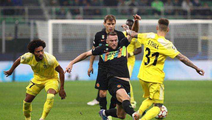MILAN, ITALY - OCTOBER 19: Milan Skriniar of FC Internazionale battles for possession with Sebastien Thill of FC Sheriff Tiraspol during the UEFA Champions League group D match between FC Internazionale and FC Sheriff at Giuseppe Meazza Stadium on October 19, 2021 in Milan, Italy. (Photo by Marco Luzzani/Getty Images) Champions League: Inter ancora dentro, Milan quasi fuori - immagine 1