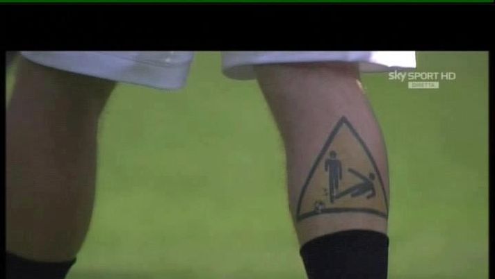 De Rossi e il suo tatuaggio: pericolo scivolate (FOTO) De Rossi e il suo tatuaggio: pericolo scivolate (FOTO) - immagine 1