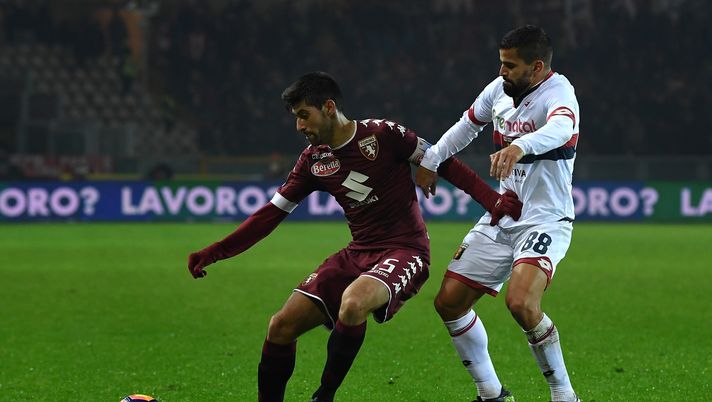 TURIN, ITALY - DECEMBER 22:  Marco Benassi (l) of FC Torino is challenged by Tomas Rincon of Genoa CFC during the Serie A match between FC Torino and Genoa CFC at Stadio Olimpico di Torino on December 22, 2016 in Turin, Italy.  (Photo by Valerio Pennicino/Getty Images)