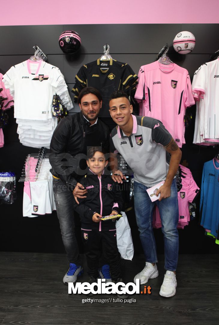  Simone Lo Faso poses with fans during a visit at US Citta di Palermo Store on November 10, 2016 in Palermo, Italy. 