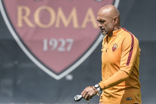 Coach Luciano Spalletti attends an AS Roma training session on May 10, 2017 in Rome, Italy. Spalletti e la Roma: il rapporto con la città complicato dall’affaire Totti- immagine 2