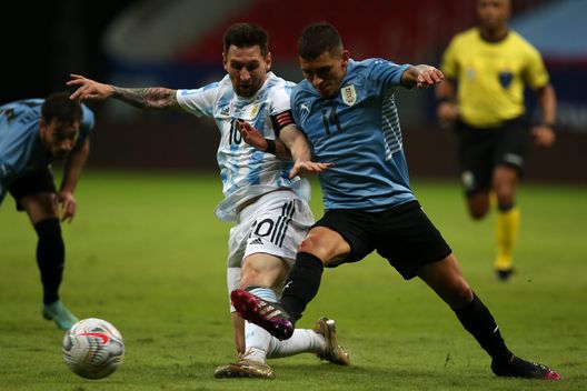 BRASILIA, BRAZIL - JUNE 18: Lionel Messi of Argentina fights for the ball with Lucas Torreira of Uruguay during a group A match between Argentina and Chile as part of Conmebol Copa America Brazil 2021 at Mane Garrincha Stadium on June 18, 2021 in Brasilia, Brazil. (Photo by Alexandre Schneider/Getty Images) BRASILIA, BRAZIL - JUNE 18: Lionel Messi of Argentina fights for the ball with Lucas Torreira of Uruguay during a group A match between Argentina and Chile as part of Conmebol Copa America Brazil 2021 at Mane Garrincha Stadium on June 18, 2021 in Brasilia, Brazil. (Photo by Alexandre Schneider/Getty Images)