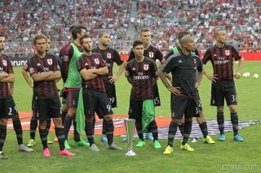 La squadra durante l'udi Cup (acmilan.com) La squadra durante l'udi Cup (acmilan.com)