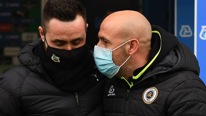 REGGIO NELL'EMILIA, ITALY - FEBRUARY 06: Roberto De Zerbi head coach of US Sassuolo talks to Vincenzo Italiano head coach of Spezia Calcio during the Serie A match between US Sassuolo and Spezia Calcio at Mapei Stadium - Città del Tricolore on February 06, 2021 in Reggio nell'Emilia, Italy. (Photo by Alessandro Sabattini/Getty Images) Avanti con Italiano o l’ombra di De Zerbi? La posizione dei quotidiani - immagine 1