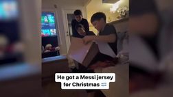 Bambino riceve la maglia di Messi per Natale e impazzisce di gioia | VIDEO