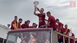 VIDEO Roma, il capitano Pellegrini alza la coppa con sottofondo l’inno di Venditti