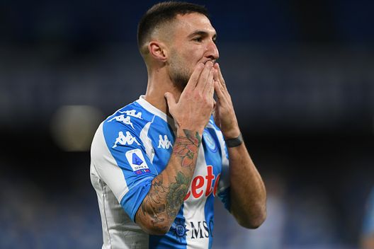  NAPLES, ITALY - NOVEMBER 29: Matteo Politano of S.S.C. Napoli celebrates after scoring their team's fourth goal during the Serie A match between SSC Napoli and AS Roma at Stadio San Paolo on November 29, 2020 in Naples, Italy. Sporting stadiums around Italy remain under strict restrictions due to the Coronavirus Pandemic as Government social distancing laws prohibit fans inside venues resulting in games being played behind closed doors. (Photo by Francesco Pecoraro/Getty Images) 
