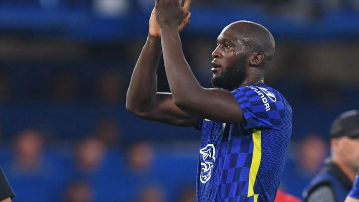 Chelsea's Belgian striker Romelu Lukaku applauds supporters on the pitch after the UEFA Champions League Group H football match between Chelsea and Zenit St Petersburg at Stamford Bridge in London on September 14, 2021. - Chelsea won the game 1-0. (Photo by Daniel LEAL / AFP) (Photo by DANIEL LEAL/AFP via Getty Images) Affare Lukaku, Gazzetta: “Sms e telefonate ai suoi ex Inter: ha detto a tutti…” - immagine 1