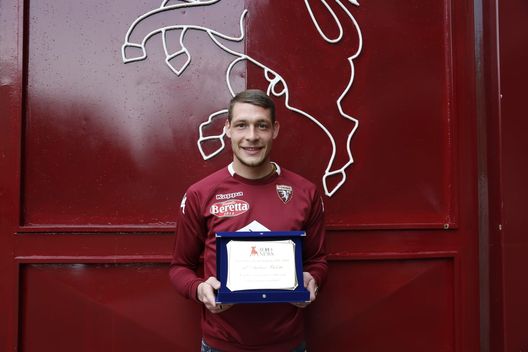 Belotti festeggia la vittoria del TN Award al Filadelfia Belotti, Toro News Award