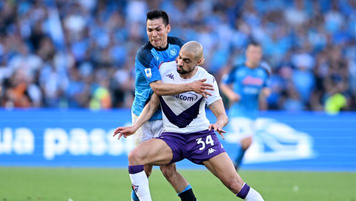 NAPLES, ITALY - MAY 07: Sofyan Amrabat of ACF Fiorentina is challenged by Hirving Lozano of SSC Napoli during the Serie A match between SSC Napoli and ACF Fiorentina at Stadio Diego Armando Maradona on May 07, 2023 in Naples, Italy. (Photo by Francesco Pecoraro/Getty Images) Amrabat: “Meritavamo di più. Adesso testa alla Conference League” - immagine 1