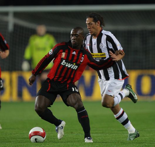 Clarence Seedorf e Mauro Camoranesi durante uno Juventus-Milan (credits: GETTY Images) Clarence Seedorf e Mauro Camoranesi durante uno Juventus-Milan (credits: GETTY Images)