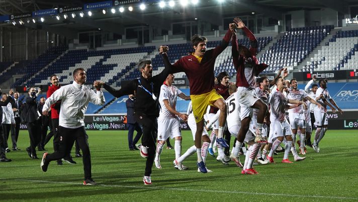 BERGAMO, ITALY - MAY 23: The AC Milan squad celebrate their teams victory following the Serie A match between Atalanta BC and AC Milan at Gewiss Stadium on May 23, 2021 in Bergamo, Italy. Sporting stadiums around Italy remain under strict restrictions due to the Coronavirus Pandemic as Government social distancing laws prohibit fans inside venues resulting in games being played behind closed doors. (Photo by Marco Luzzani/Getty Images) BERGAMO, ITALY - MAY 23: The AC Milan squad celebrate their teams victory following the Serie A match between Atalanta BC and AC Milan at Gewiss Stadium on May 23, 2021 in Bergamo, Italy. Sporting stadiums around Italy remain under strict restrictions due to the Coronavirus Pandemic as Government social distancing laws prohibit fans inside venues resulting in games being played behind closed doors. (Photo by Marco Luzzani/Getty Images)