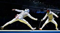 Rio 2016, fiorettista in pedana, ma durante gara gli cade il cellulare (video)