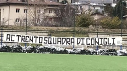 Trento, contestazione ultrà e striscione appeso: “Squadra di conigli”
