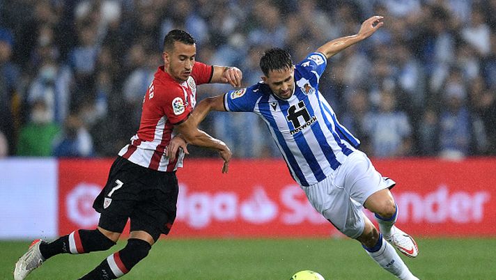 SAN SEBASTIAN, SPAIN - OCTOBER 31: Adnan Januzaj of Real Sociedad battles for possession with Alex Berenguer of Athletic Bilbao during the La Liga Santander match between Real Sociedad and Athletic Club at Reale Arena on October 31, 2021 in San Sebastian, Spain. (Photo by Juan Manuel Serrano Arce/Getty Images) Derby basco: tutte nel 2023 le due sfide fra Real Sociedad e Athletic Bilbao - immagine 1