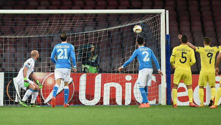 NAPLES, ITALY - FEBRUARY 25:  Villareal's player Tomas Pina scores the goal of 1-1 during the UEFA Europa League Round of 32 second leg match between SSC Napoli and Villarreal FC on February 25, 2016 in Naples, Italy.  (Photo by Francesco Pecoraro/Getty Images) 