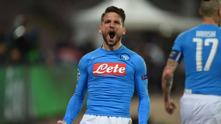 Napoli's forward from Belgium Dries Mertens celebrates after scoring during the UEFA Champions League football match SSC Napoli vs Real Madrid on March 7, 2017 at the San Paolo stadium in Naples. / AFP PHOTO / Filippo MONTEFORTE (Photo credit should read FILIPPO MONTEFORTE/AFP/Getty Images) Napoli, Sky annuncia: “E’ fatta per il rinnovo di Dries Mertens. Fissata anche la clausola” - immagine 1