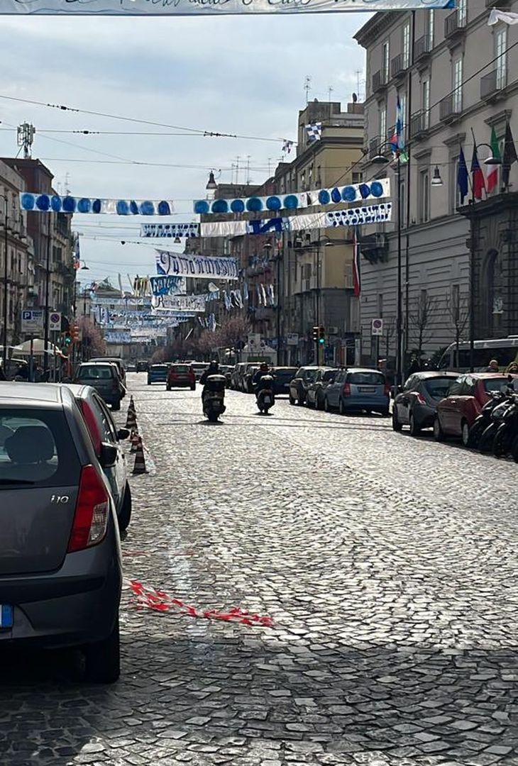 FOTO Napoli si tinge d’azzurro: striscioni, addobbi e bimbi sorridenti - immagine 4