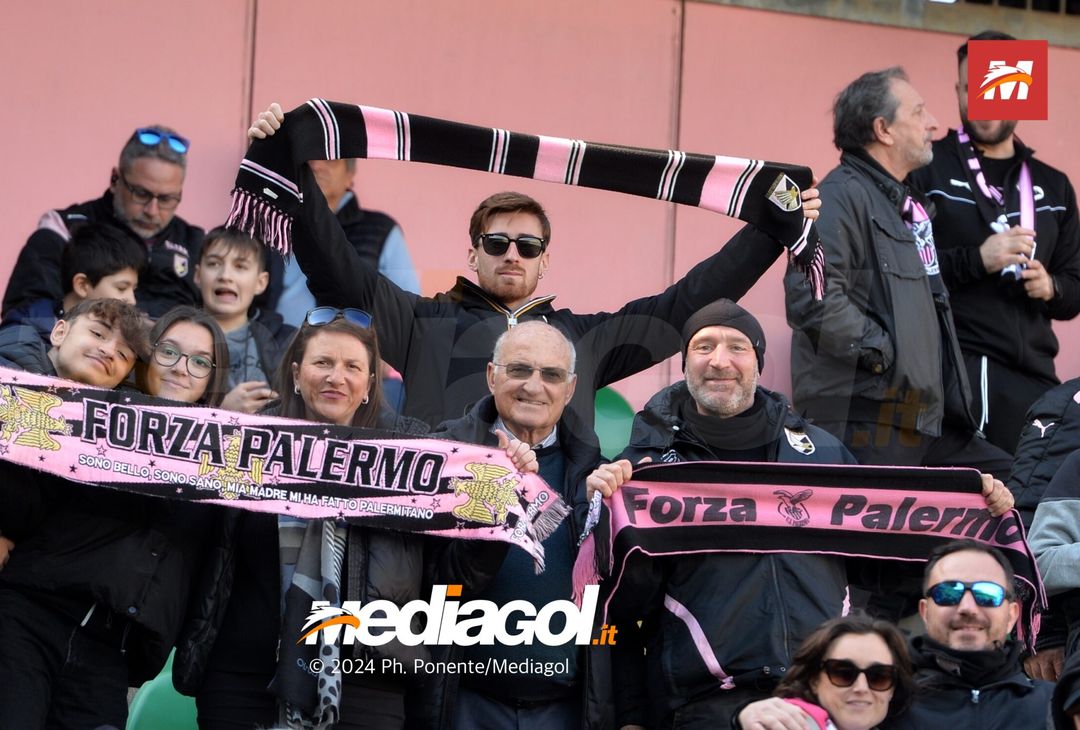 FOTOTIFO Palermo-Como 3-0, gli scatti ai tifosi al “Renzo Barbera” (GALLERY) - immagine 54