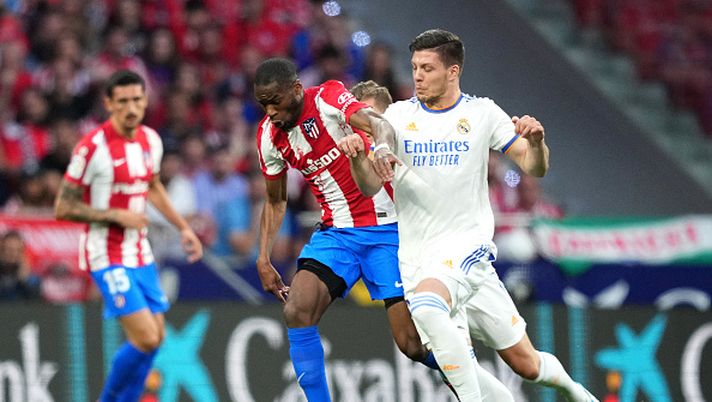 MADRID, SPAIN - MAY 08: Geoffrey Kondogbia of Atletico Madrid is challenged by Luka Jovic of Real Madrid during the La Liga Santander match between Club Atletico de Madrid and Real Madrid CF at Estadio Wanda Metropolitano on May 08, 2022 in Madrid, Spain. (Photo by Juan Manuel Serrano Arce/Getty Images) DATE DERBY MADRID 2022-23