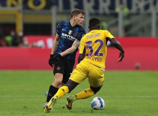 MILAN, ITALY - MARCH 19: Nicolò Barella of FC Internazionale is challenged by Joseph Alfred Duncan of ACF Fiorentina during the Serie A match between FC Internazionale and ACF Fiorentina at Stadio Giuseppe Meazza on March 19, 2022 in Milan, Italy. (Photo by Emilio Andreoli - Inter/Inter via Getty Images) Duncan: “Il calcio mi rende felice. Il goal al Milan una liberazione”- immagine 2