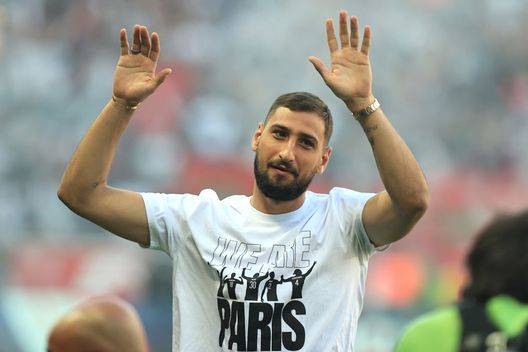 PARIS, FRANCE - AUGUST 14: Gianluigi Donnarumma of Paris Saint Germain acknowledges the fans as he is introduced to the fans prior to the Ligue 1 Uber Eats match between Paris Saint Germain and Strasbourg at Parc des Princes on August 14, 2021 in Paris, France. (Photo by David Rogers/Getty Images) Mercato, Branchini: “Il nostro operato utilizzato per giustificare ciò che non funziona”- immagine 2
